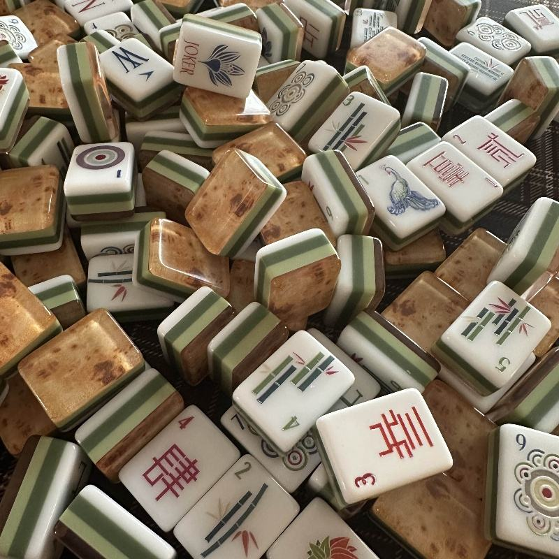 Luxury Four Layer Wood Grain Acrylic American Mahjong Tiles Eco-Friendly Lightweight Fade-Proof Mahjong Set for Family Games