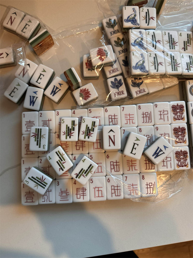 Luxury Four Layer Wood Grain Acrylic American Mahjong Tiles Eco-Friendly Lightweight Fade-Proof Mahjong Set for Family Games