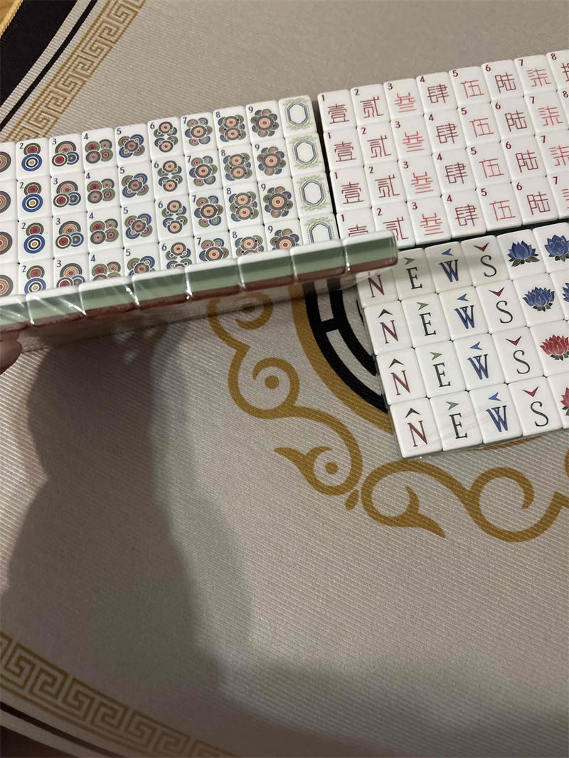 Luxury Four Layer Wood Grain Acrylic American Mahjong Tiles Eco-Friendly Lightweight Fade-Proof Mahjong Set for Family Games